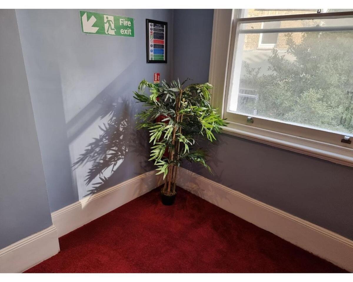 F302-3rd Floor For 2 Near Hyde Park * Лондон